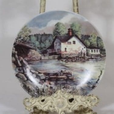 Arabia Vantaa-lautanen koristelautanen, suunnittelija Kimmo Pälikkö, serikuva, maisema-aihe