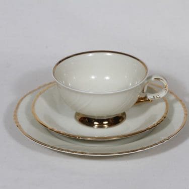 Arabia Kultakoriste kahvikuppi ja lautanen, suunnittelija Svea Granlund, kultakoriste