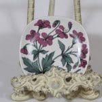 Arabia Botanica koristelautanen, Metsäkurjenpolvi, suunnittelija Esteri Tomula, Metsäkurjenpolvi, pieni, serikuva