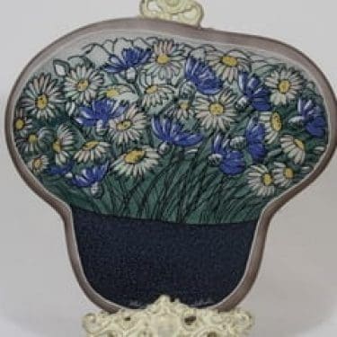 Arabia koristelaatta, Ruiskukka ja päivänkakkara, suunnittelija Heljä Liukko-Sundström, Ruiskukka ja päivänkakkara, suuri, serikuva, signeerattu