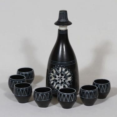 Arabia Tarina karahvi ja pikarit, musta, 7 kpl, suunnittelija , pieni, käsinraaputettu