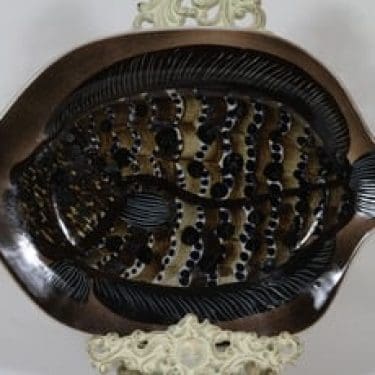 Arabia vati, käsinmaalattu, suunnittelija Gunvor Olin-Grönqvist, käsinmaalattu, signeerattu, kala-aihe