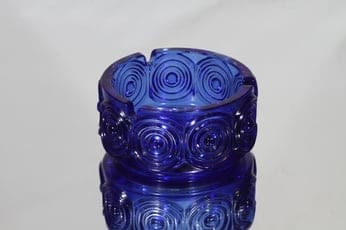 Riihimäen lasi Rengas tuhka-astia, sininen, suunnittelija Tamara Aladin, retro