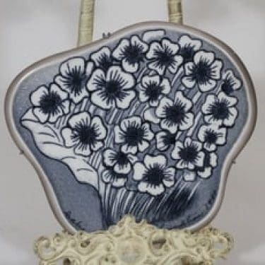 Arabia seinälaatta, Mustat silmät, suunnittelija Heljä Liukko-Sundström, Mustat silmät, serikuva, signeerattu