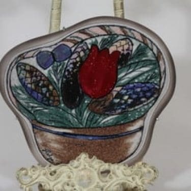 Arabia seinälaatta, Tulppaanikori, suunnittelija Heljä Liukko-Sundström, Tulppaanikori, serikuva, signeerattu