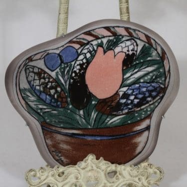 Arabia seinälaatta, Tulppaanikori, suunnittelija Heljä Liukko-Sundström, Tulppaanikori, serikuva, signeerattu