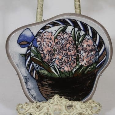 Arabia seinälaatta, Hyasinttikori, suunnittelija Heljä Liukko-Sundström, Hyasinttikori, serikuva, signeerattu