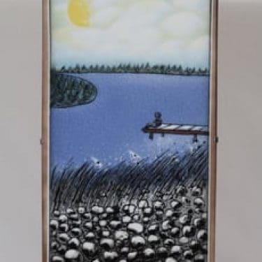 Arabia seinälaatta, Kesä sydämissämme|Laiturilla, suunnittelija Heljä Liukko-Sundström, Kesä sydämissämme|Laiturilla, suuri, serikuva, signeerattu