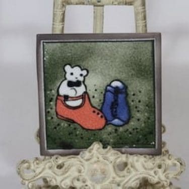 Arabia seinälaatta, Vauvalle, suunnittelija Heljä Liukko-Sundström, Vauvalle, pieni, serikuva, signeerattu