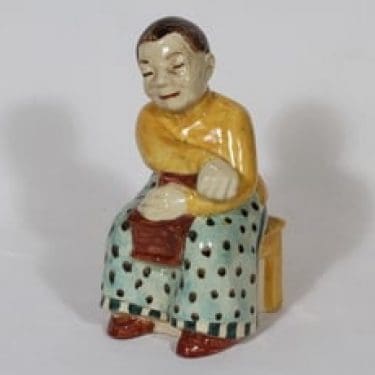 Kupittaan savi 516 figuuri, Kahvi-Kaisa, suunnittelija Artturi Numminen, Kahvi-Kaisa, suuri, käsinmaalattu, kahvinjauhaja-aihe