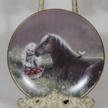 Arabia Sadun totuus koristelautanen, suunnittelija Sussi Anna Åberg, serikuva