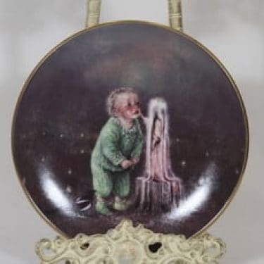 Arabia Sadun totuus koristelautanen, suunnittelija Sussi Anna Åberg, serikuva