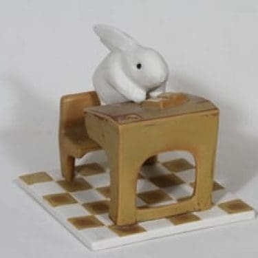 Arabia figuuri, Koululainen, suunnittelija Heljä Liukko-Sundström, Koululainen, käsinmaalattu, signeerattu