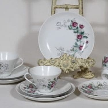 Arabia Rosalia kahvikupit ja lautaset, käsinmaalattu, 3 kpl, suunnittelija Hilkka-Liisa Ahola, käsinmaalattu, signeerattu