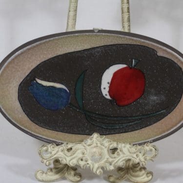 Arabia seinälaatta, Kukka ja omena, suunnittelija Heljä Liukko-Sundström, Kukka ja omena, serikuva, signeerattu