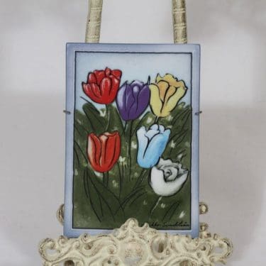 Arabia seinälaatta, Pienet tulppaanit, suunnittelija Heljä Liukko-Sundström, Pienet tulppaanit, pieni, serikuva, signeerattu