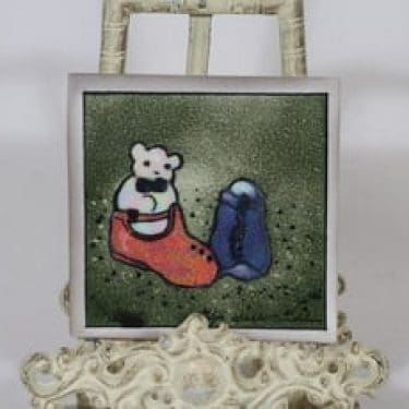 Arabia seinälaatta, Vauvalle, suunnittelija Heljä Liukko-Sundström, Vauvalle, pieni, serikuva, signeerattu