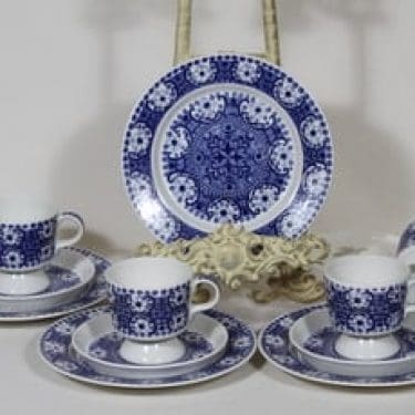 Arabia Ali kahvikupit ja lautaset, sininen, 4 kpl, suunnittelija Raija Uosikkinen, kuparipainokoriste