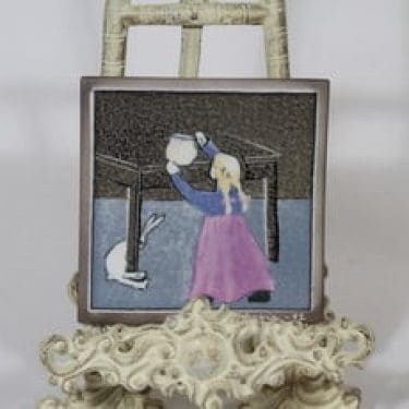 Arabia seinälaatta, Pikkutyttö ja jänis, suunnittelija Heljä Liukko-Sundström, Pikkutyttö ja jänis, pieni, serikuva, signeerattu