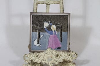 Arabia seinälaatta, Pikkutyttö ja jänis, suunnittelija Heljä Liukko-Sundström, Pikkutyttö ja jänis, pieni, serikuva, signeerattu