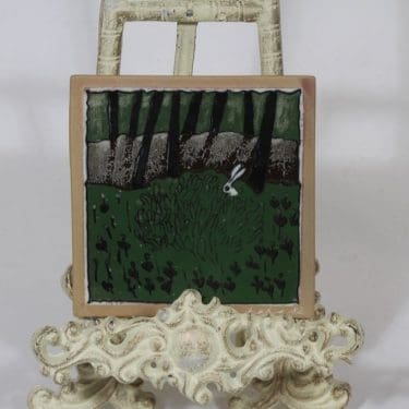 Arabia seinälaatta, Jänis pensaassa, suunnittelija Heljä Liukko-Sundström, Jänis pensaassa, pieni, serikuva, signeerattu