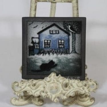 Arabia seinälaatta, Sinisen talon kissa, suunnittelija Heljä Liukko-Sundström, Sinisen talon kissa, pieni, serikuva, signeerattu