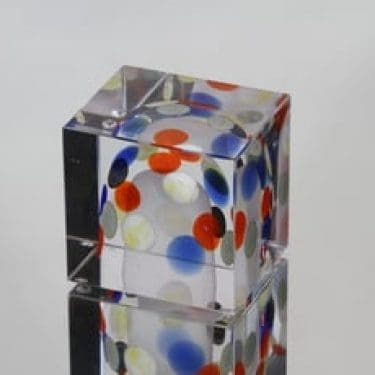 Nuutajärvi Vuosikuutio taidelasi, 2003, suunnittelija Oiva Toikka, 2003, signeerattu, numeroitu