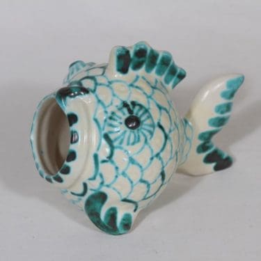 Kupittaan savi 399 tuhka-astia, käsinmaalattu, suunnittelija Helmi Suova, käsinmaalattu, signeerattu, kala-aihe