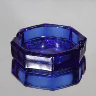 Riihimäen lasi Stella Polaris tuhka-astia, sininen, suunnittelija Nanny Still,