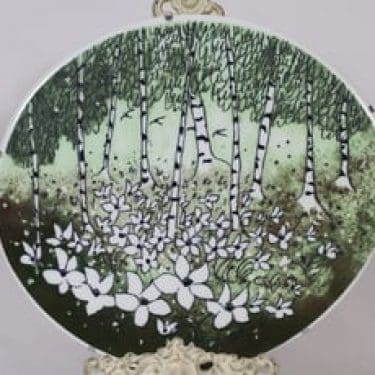 Arabia koristelaatta, signeerattu, suunnittelija Heljä Liukko-Sundström, signeerattu, suuri, serikuva, metsäaihe