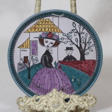 Kupittaan savi koristelautanen, käsinmaalattu, suunnittelija Laila Zink, käsinmaalattu, signeerattu