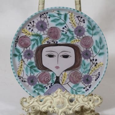 Kupittaan savi koristelautanen, käsinmaalattu, suunnittelija Laila Zink, käsinmaalattu, signeerattu