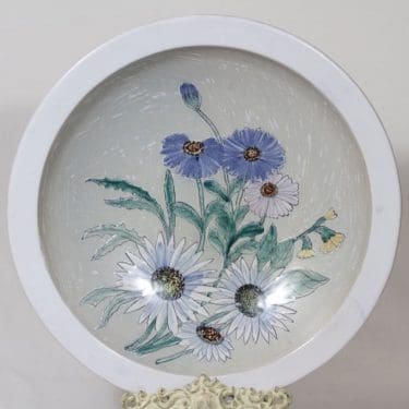 Kupittaan savi koristelautanen, käsinmaalattu, suunnittelija Gudrun Raunio, käsinmaalattu, suuri, signeerattu