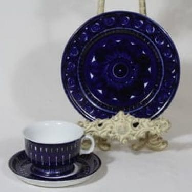 Arabia Valencia teekuppi ja lautanen, 22.5 cl, suunnittelija Ulla Procope, 22.5 cl, käsinmaalattu, signeerattu