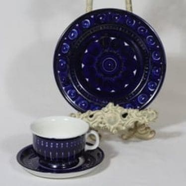 Arabia Valencia teekuppi ja lautanen, 22.5 cl, suunnittelija Ulla Procope, 22.5 cl, käsinmaalattu, signeerattu