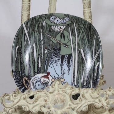 Arabia Muumi koristelautanen, Nuuskamuikkunen ja pikku-Myy, suunnittelija Tove Slotte, Nuuskamuikkunen ja pikku-Myy, pieni, serikuva