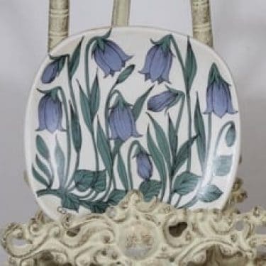 Arabia Botanica koristelautanen, Kissankello, suunnittelija Esteri Tomula, Kissankello, pieni, serikuva