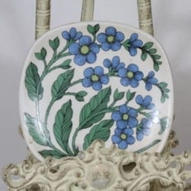 Arabia Botanica koristelautanen, Luhtalemmikki, suunnittelija Esteri Tomula, Luhtalemmikki, pieni, serikuva