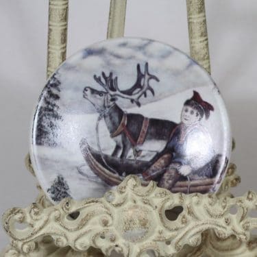 Arabia vuosilautanen, Poromies pulkassaan, suunnittelija Andreas Alariesto, Poromies pulkassaan, pieni, serikuva