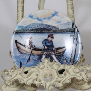 Arabia vuosilautanen, Kalansaalis, suunnittelija Andreas Alariesto, Kalansaalis, 1984, pieni, serikuva