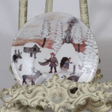 Arabia vuosilautanen, Lapinkylä talvitunnelmissa, suunnittelija Andreas Alariesto, Lapinkylä talvitunnelmissa, 1980, pieni, serikuva