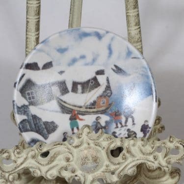 Arabia vuosilautanen, Suomalaiset valaita katsomassa, suunnittelija Andreas Alariesto, Suomalaiset valaita katsomassa, 1980, pieni, serikuva