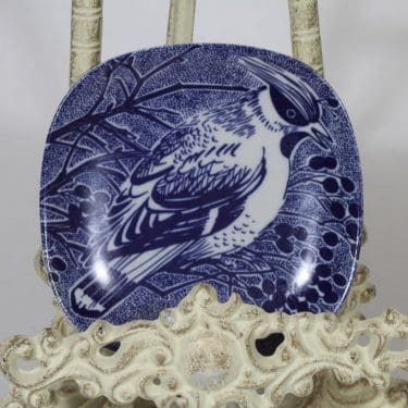 Arabia vuosilautanen, Tilhi, suunnittelija Gunvor Olin-Grönqvist, Tilhi, 1977, pieni, serikuva