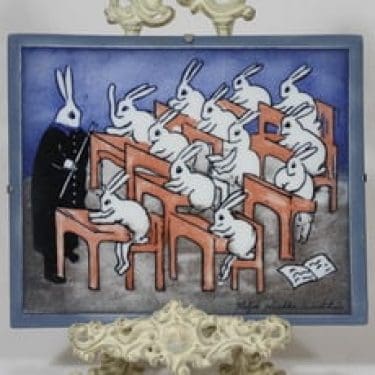 Arabia seinälaatta, Pupukoulu, suunnittelija Heljä Liukko-Sundström, Pupukoulu, suuri, serikuva, signeerattu