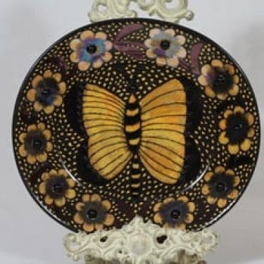 Arabia BK koristelautanen, ruskea, suunnittelija Birger Kaipiainen, serikuva, lysterilasite, helmikoriste