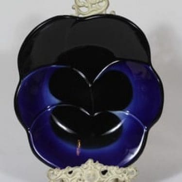 Arabia koristelautanen, Viola, suunnittelija Birger Kaipiainen, Viola, suuri