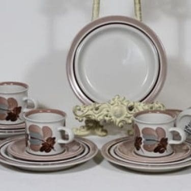 Arabia Koralli kahvikupit ja lautaset, käsinmaalattu, 4 kpl, suunnittelija Raija Uosikkinen, käsinmaalattu