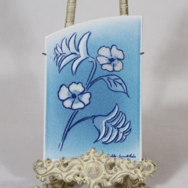 Arabia koristelaatta, Paratiisisaarella, suunnittelija Heljä Liukko-Sundström, Paratiisisaarella, serikuva, signeerattu