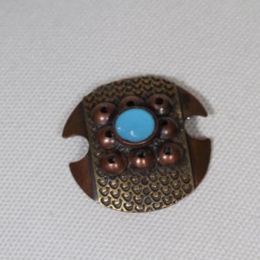 Merkkikeskus Sorsa rintakoru, pronssi, suunnittelija Pentti Sarpaneva, pronssi, emali, käsityö