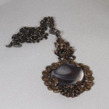 Turun Hopea Akaatti kaulakoru, pronssi, suunnittelija Pentti Sarpaneva, pronssi, akaatti